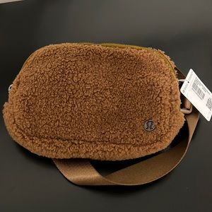 LuLu Lemon Sherpa belt bag